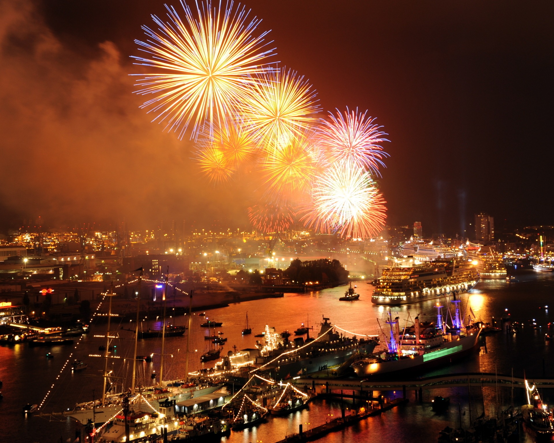 Feuerwerk im Hamburger Hafen Feuerwerk im Hamburger Hafen